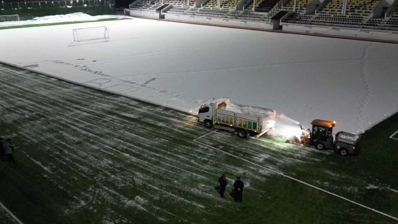 Bitlis'te maç öncesi sahada kar meaisi