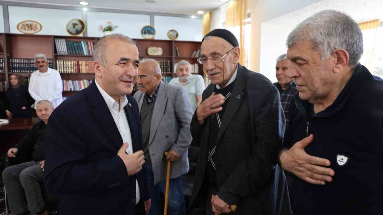 Vali Hatipoğlu, huzurevi sakinlerini yalnız bırakmadı