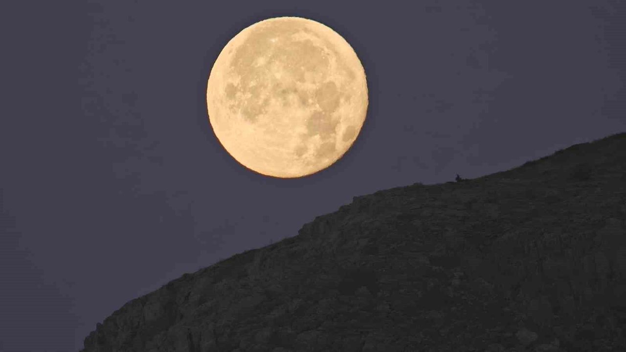 Bitlis'te gün doğumu ve dolunay aynı anda izlendi