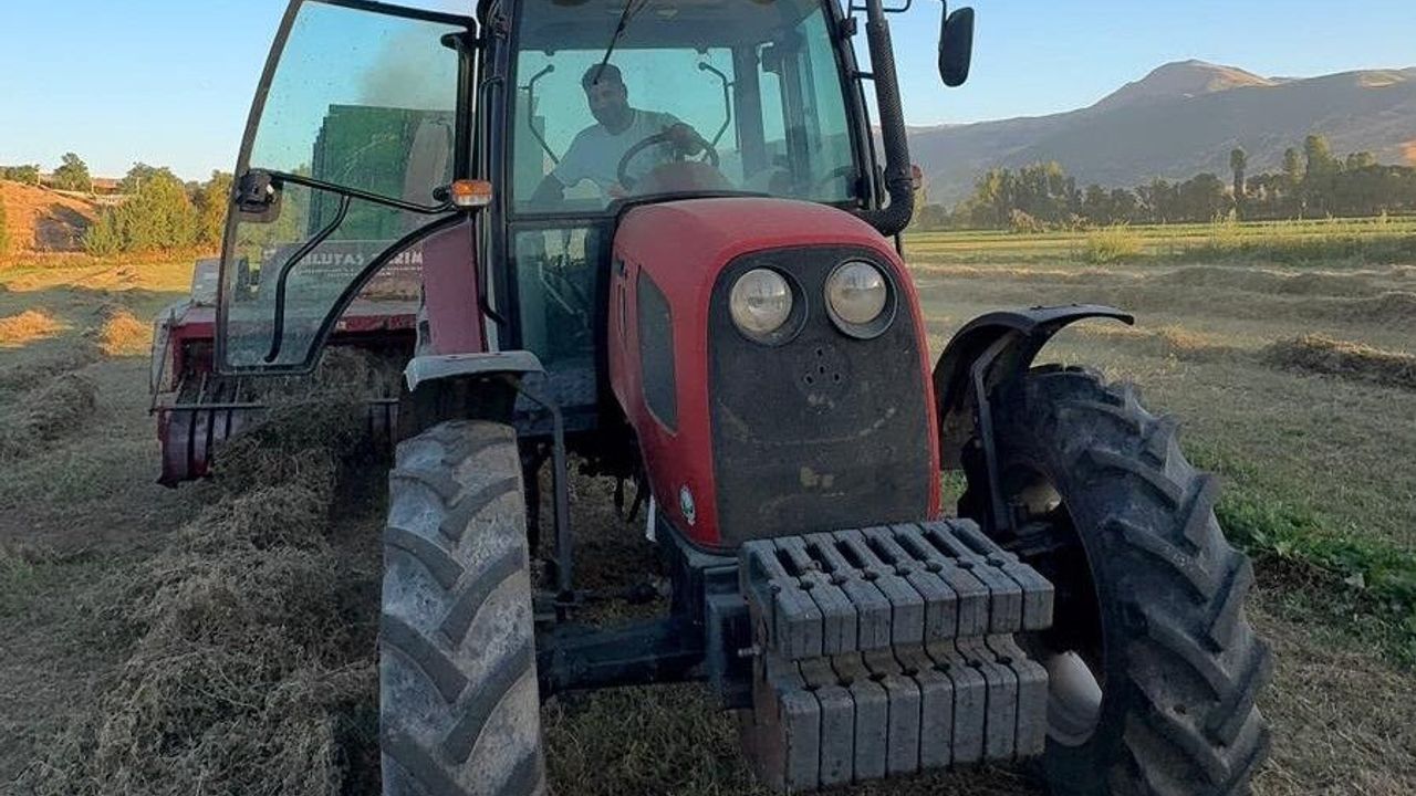 Güroymak'ta vatandaşlar bahçelerinde temizleme çalışması yaptı
