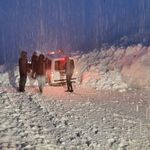 Hakkari-Van yolunda iki çığ arasında kalan 5 araç kurtarıldı