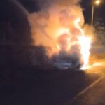 Alev topuna dönen otomobile ekipler müdahale etti