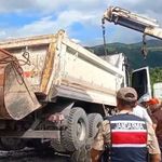 Asfalt yüklü kamyon yola devrildi: Ardahan-Posof karayolunda ulaşım durdu