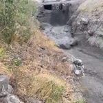 Dağdan kopan toprak yola aktı: Heyelan anı anbean kaydedildi