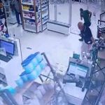 Fırtınada camları patlayan eczanedeki panik anları kameraya yansıdı