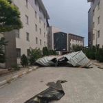 Van'da fırtına çatıları uçurdu