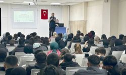 Bitlis’te polisler 230 öğrenciye güvenli ve bilinçli internet kullanımı bilgilendirmesi yaptı