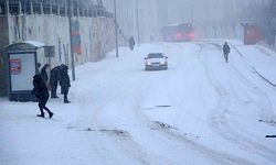 Van'da yoğun kar yağışı: Uçak seferleri rötar yaptı