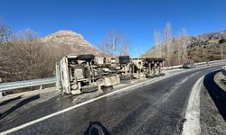 Bitlis’te trafik kazası: tır devrildi