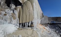 Bitlis’in simgelerinden 'Deliklitaş' buzla kaplandı