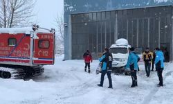 Muş’ta yolu kardan kapanan köydeki hasta zorlu mücadele ile hastaneye ulaştırıldı