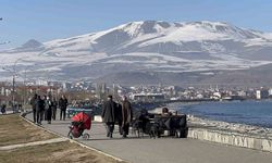 Tatvan’da güneşli havayı fırsat bilen vatandaşlar sahile akın etti