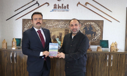 Kaymakam Bingöl’e “Kültürel Miras Ahlat” kitabı takdim edildi