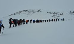 35 dağcı Süphan Dağı'na kış tırmanışı yaptı