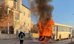 Edremit'te korkutan yangın: Servis otobüsü alev topuna döndü