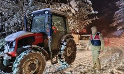 Yolda kalan vatandaşların yardımına Jandarma ekipleri yetişti