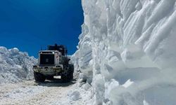 Yüksekova’da 3 metreyi bulan kar tünellerinde çalışma