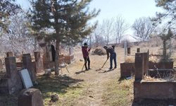 Ahlat Belediyesi’nde mezarlık temizliği