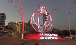 Adilcevaz’da refüjlerde aydınlatma, şehir girişinde ay yıldız ışıltısı
