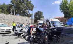 Bitlis’te otomobiller çarpıştı: 5’i çocuk 10 kişi yaralandı.