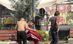 Iğdır’da çocuklar süs havuzunda serinliyor