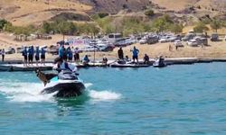 Jet ski turu atan köpek gülümsetti