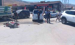 Muş’ta motosiklet ile hafif ticari araç çarpıştı: 2 yaralı