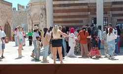 Van’da tarihi camiye uygunsuz kıyafetlerle girilmesi tepki topladı