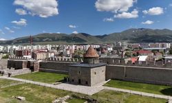 Yüzyıllara meydan okuyan mescit