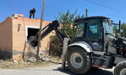 Aydınlar Beldesi’nde metruk binaların yıkımına başlandı