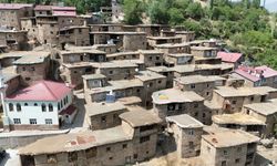 Kayalara yaslanmış 300 yıllık taş evler zamana direniyor