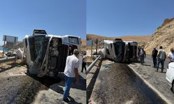 Adilcevaz’da saman yüklü tır devrildi: 1 yaralı