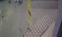 Otomobile çarpan motosiklet sürücüsü yere savruldu