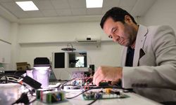 Türk profesörden milli yenilik: Işığı dalga boylarına ayıran cihaz dünya pazarında
