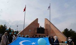 Mavi beyaz balonlarla Doğu Türkistan’ın sesi oldular