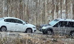 Yüksekova’da yoğun kar yağışı: Sınırda bulunan Çobanpınar köyünün yolu karla kaplandı