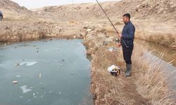 Ahlat’ta donmuş gölette balık tutma keyfi