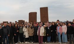 Karaisalı’dan gelen öğrenciler Ahlat’ta tarihle buluştu