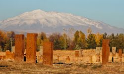 Selçuklu Mezarlığı ve Süphan Dağı görsel şölen oluşturdu