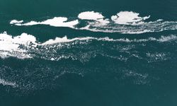 Van Gölü’nde ilginç doğa olayı: Köpükler kilometrelerce uzandı