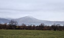 Tatvan'da dağlar sis ve karla görsel şölen sundu