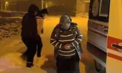 Kars'ta karla kapanan yollarda hasta için zamanla yarıştılar