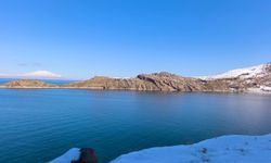 Tatvan’da Dağların Bir Yüzü Yaz, Bir Yüzü Kış