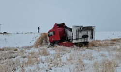 Adilcevaz’da briket yüklü tır devrildi: Sürücü yaralandı