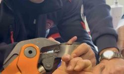 Bebeğin sıkışan parmağını itfaiye kurtardı