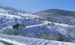 Bingöl'de kapanan köy yollarında çalışmalar aralıksız devam ediyor