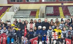 Buz pistinde dostluk rüzgarı esti