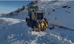 Çalışma sırasında korku dolu anlar: Greyder uçurumun kenarında kaldı