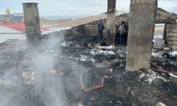 Çatak'ta bacadan çıkan yangın çatıyı küle çevirdi: 2 kişi dumandan etkilendi