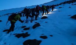 Dağcılar Ağrı Dağı’nda beyaz zirveye doğru yola çıktı